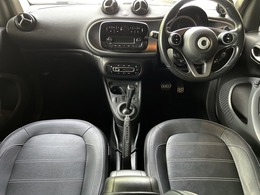 ブラックレザーシート＆ホワイトステッチ