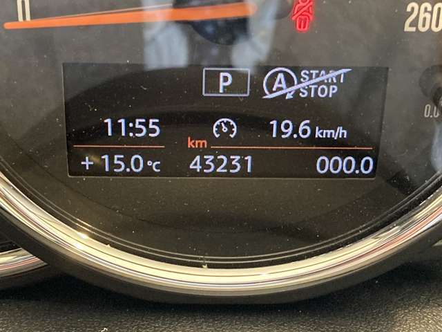 【スピードメーター】『スピードメーター』の画像になります。メーターがシンプルで見やすく運転しやすいですね！