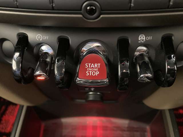 【運転席操作部】『運転席周辺の装備』の画像になります。快適なドライブを楽しむための機能が装備されています！運転席から触れるので使いやすいです！