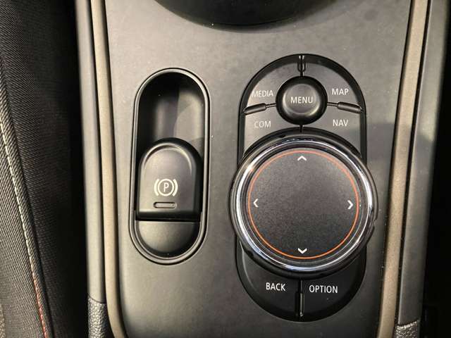 【運転席操作部】『運転席周辺の装備』の画像になります。快適なドライブを楽しむための機能が装備されています！運転席から触れるので使いやすいです！