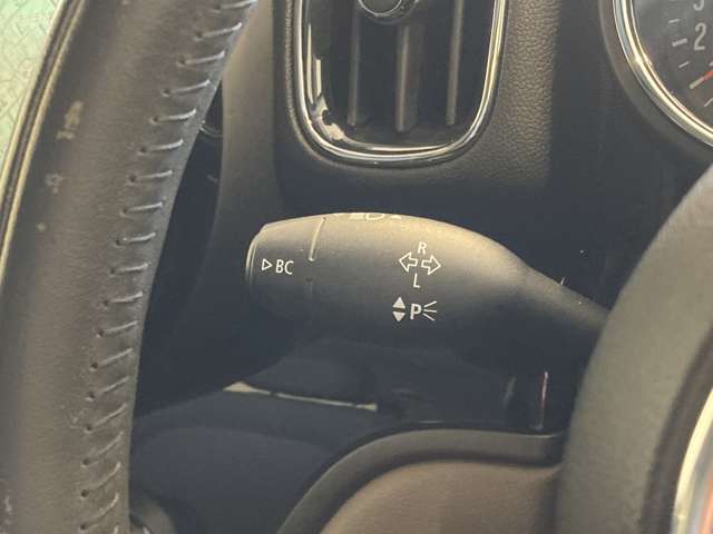 【運転席操作部】『運転席周辺の装備』の画像になります。快適なドライブを楽しむための機能が装備されています！運転席から触れるので使いやすいです！