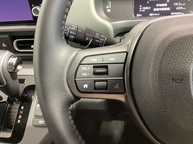 ステアリングにオーディオ操作スイッチが付いています。オーディオ画面に直接タッチしなくても操作が出来ますので、運転に集中できます。