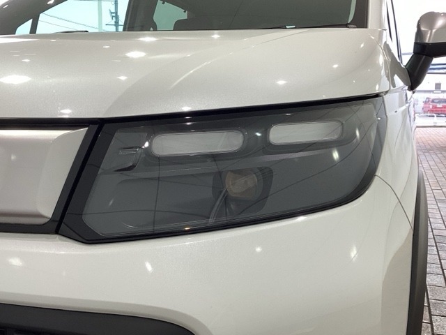 LEDヘッドライトは、点灯の瞬間から最大光量を発揮し、突然暗くなるトンネルなどでの安定感を高めます。