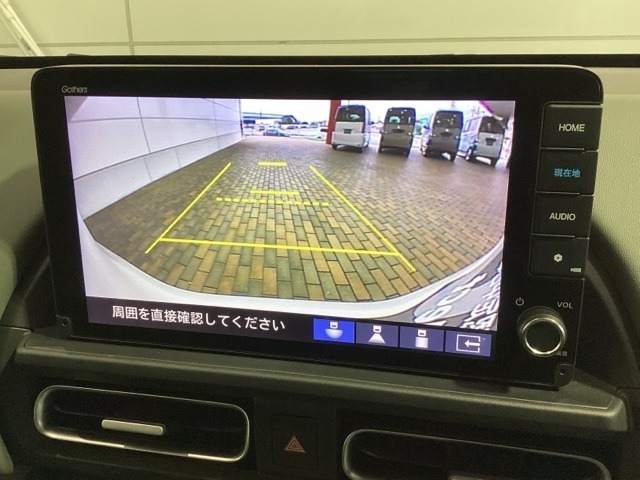 リバースギアに入れるだけで後方の表示へ切り替わります。夜間や雨の日の駐車も楽になりますよ。