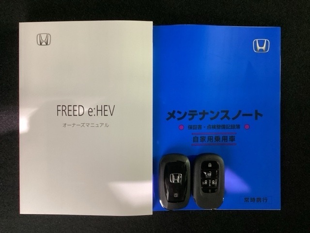 スマートキーは鍵をバッグに入れたままでもドアロックの開閉やエンジンのON・OFFができます。夜間や雨の日も鍵を探さなくて良いので便利です。