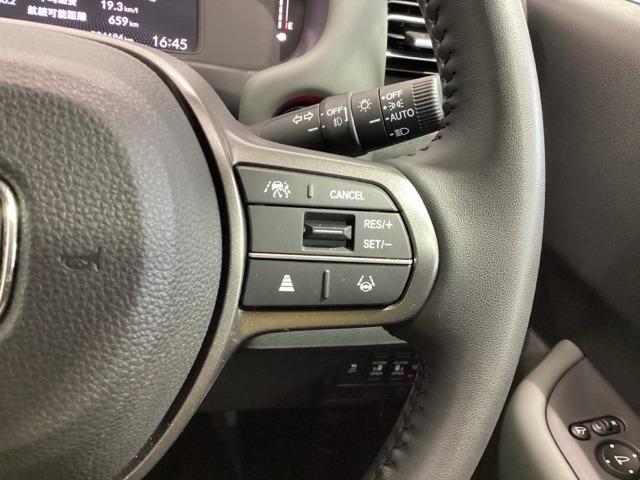 クルーズコントロールを装備しています。高速道路などで一定の速度で走ってくれるので運転が楽ですよ！速度を設定できますので、スピードの出しすぎにも注意できます。