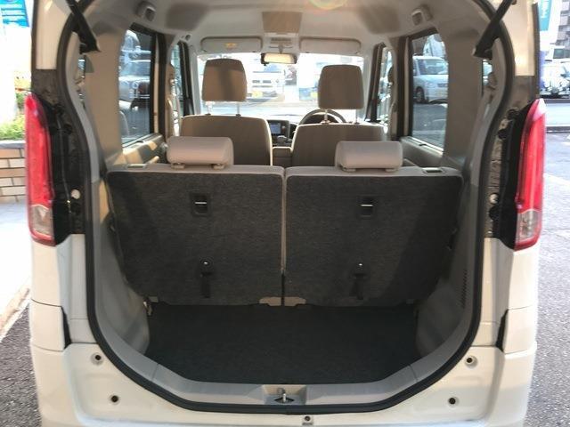 バックドアを開けるとラゲッジスペースです。後部座席に入らない荷物はこちらに置くことができます。