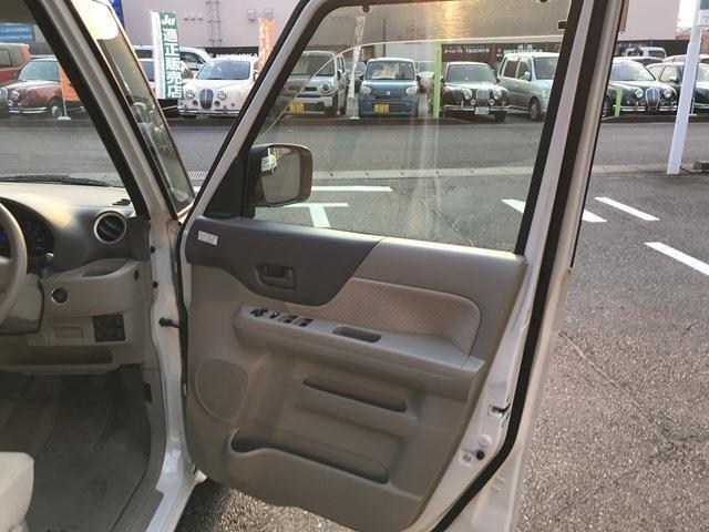 運転席の内ドアです。収納ポケット付きです。
