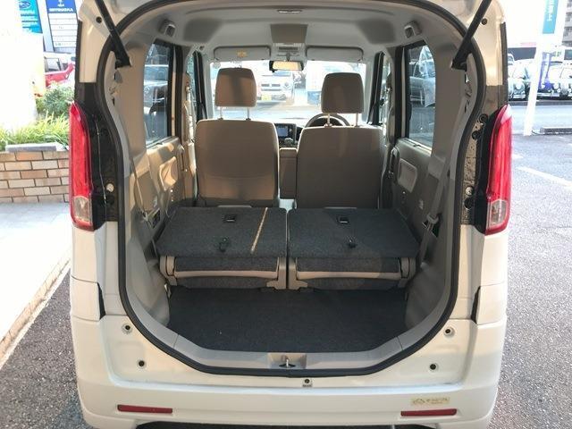 後部座席を倒すとリア席が大空間になります。大きな荷物を乗せて運ぶこともできます。