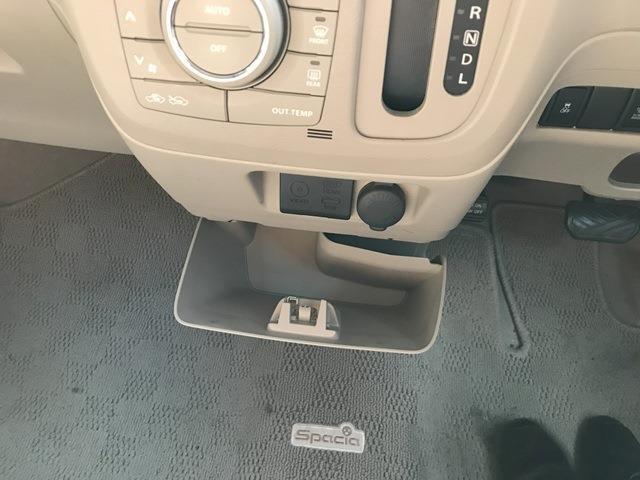 さらにその下には小物入れがあります。運転席からでも取り出しやすいです。