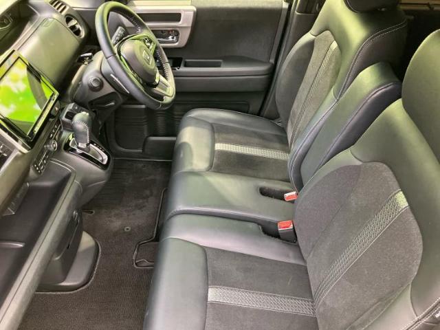 WECARSでは各商談席に大型モニターをご用意しております！見やすい大画面でゆったりと全国の在庫をご覧いただけます！是非ご来店お待ちしております！