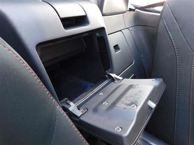 運転席＆助手席シート間の中央に鍵付きのコンソールボックスが装備されています。