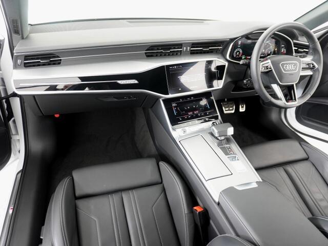 Audiのインテリアはエクステリア同様、優れたデザイン性とクオリティ、そして機能性を兼ね備えております。