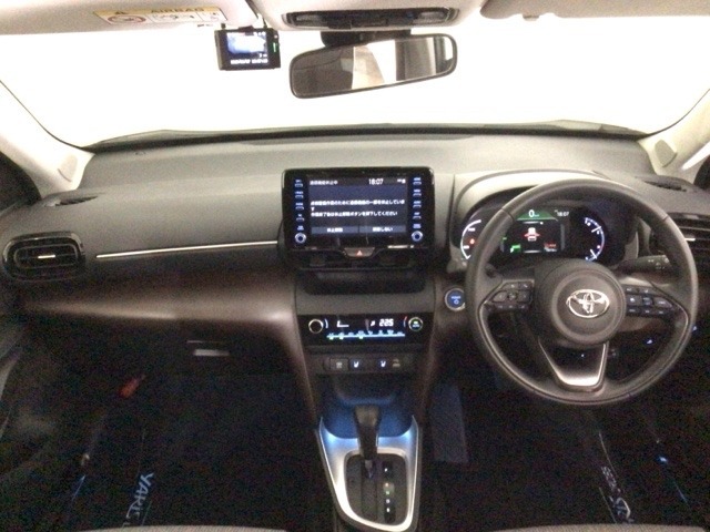 【前方視界】開放的な前方視界！運転がしやすく疲れにくいです♪窓が大きく、見通しがとっても良いおクルマですよ♪