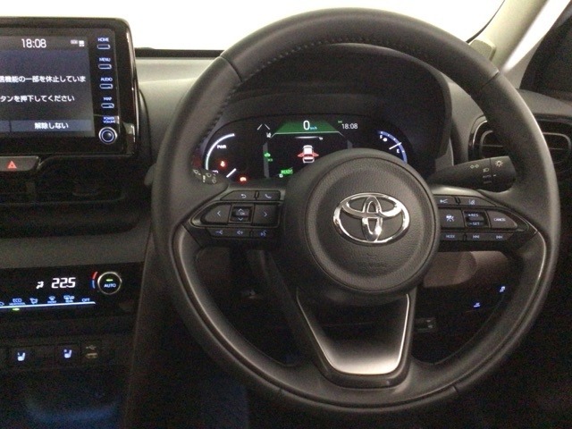 【ハンドル】運転にかかわる様々な操作を安全に行えるように視点移動が少なく操作性に配慮されたスイッチ類が凝縮されたコックピットです。
