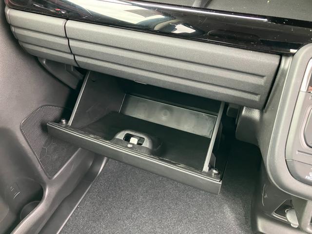 車検証その他を入れるグローブボックス