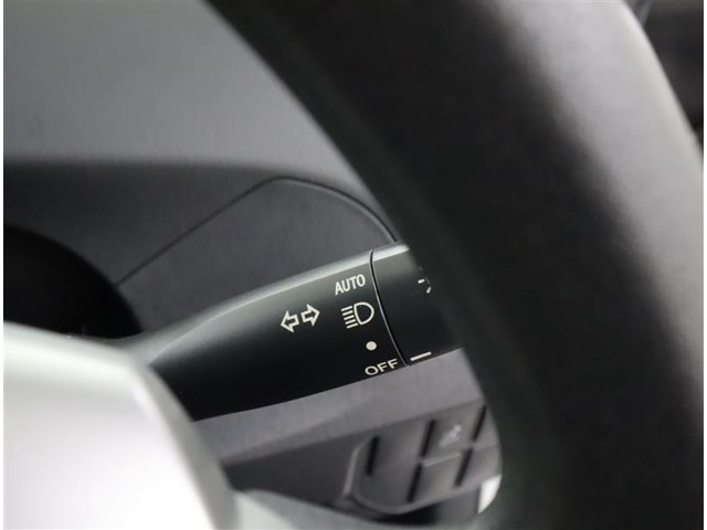 ライトのスイッチをAUTOに設定しておくと、状況に応じてスモール・ヘッドランプのON/OFFを自動的に調整します。
