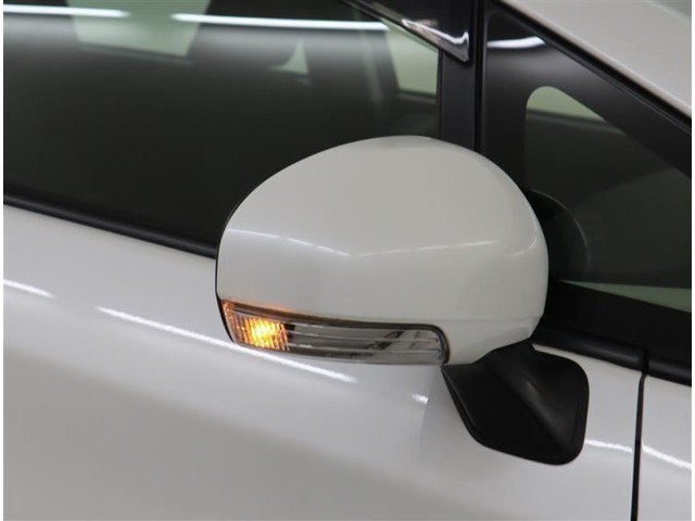 ターンランプ付ドアミラー。デザイン性だけでなく、ドライバーの巻き込み防止など安全運転をサポート致します！周囲からの視認性にも優れていて安心です！