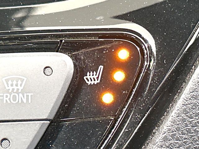 【シートヒーター】寒い日に重宝するシートヒーター！エアコンより早く温まってくれるので寒がりの人も安心ですね♪エアコンの温風は乾燥するから苦手、という方にもをおすすめです。