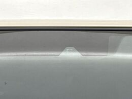 【プリクラッシュセーフティ】前方の車両等を検知し、衝突しそうな時は警報で注意を促し、ブレーキを踏む力をサポート。ブレーキを踏めなかった場合は衝突被害軽減ブレーキが作動、衝突回避をサポートします。