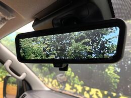 【デジタルインナーミラー】後席の大きな荷物や同乗者で後方が確認しづらい時でも安心！カメラが撮影した車両後方の映像をルームミラー内に表示。クリアな視界で状況の確認が可能です！