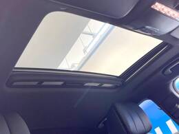 ●サンルーフ：開放感たっぷりの希少装備、サンルーフが装着されています！車内に明かりを取り入れたり景色を楽しむ以外にも、車内の空気も簡単に換気できて快適です！