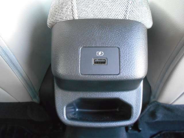 後席専用のUSB充電がありとても便利です。
