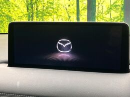 【8.8インチマツダコネクト】車内の雰囲気にマッチした大型のディスプレイ。スマホ接続でのナビ使用やBluetooth再生等、様々な機能が楽しめます。直感的なダイヤル操作が可能で、使い勝手も良好です。