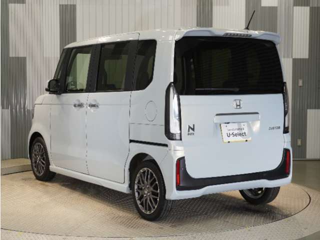 【オートエアコン】温度を設定すれば自動で快適な車内温度を保ちます。エアコン内部の高性能脱臭フィルターで車内のアレルゲンや花粉を除去。
