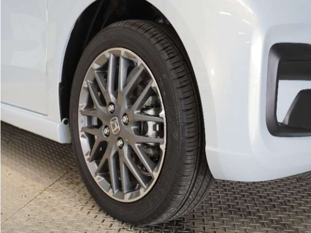 【ホンダセンシング】衝突を予測してブレーキをかけたり、前のクルマにちょうどいい距離でついていったりできる多彩な安心・快適機能を搭載した先進の安全運転支援システム。