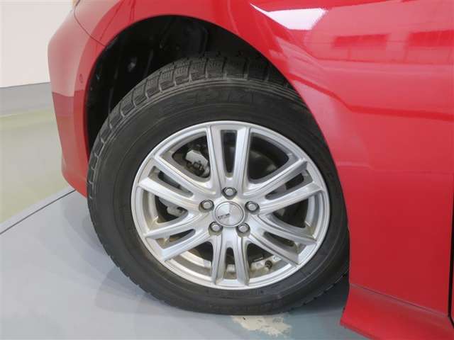 タイヤサイズは、195/65R15です。
