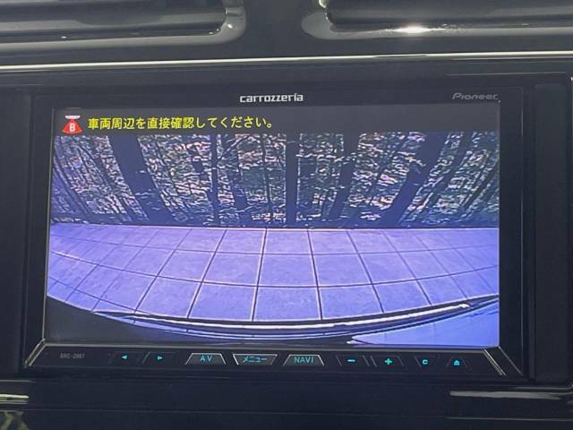 【バックカメラ】駐車時に後方がリアルタイム映像で確認できます。大型商業施設や立体駐車場での駐車時や、夜間のバック時に大活躍！運転スキルに関わらず、今や必須となった装備のひとつです！