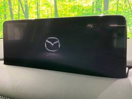 【10.25インチマツダコネクト】車内の雰囲気にマッチした大型ディスプレイ。スマホ接続でのナビ使用やBluetooth再生等、様々な機能が楽しめます。直感的なダイヤル操作が可能で、使い勝手も良好です。