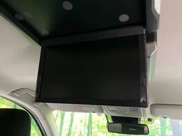 【後席モニター】家族や友人とお出かけする機会が多い方に大人気の後席モニターを装備！見やすい位置に画面がありテレビやDVDの視聴も快適！友達もお子様も、後席にしか乗らなくなるかも？？
