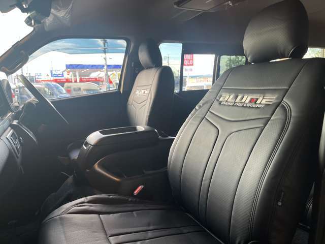 運転席周りはベース車両のままのものを採用しています。車内のすべてのシートはBLUMEのものを採用しています。座り心地も快適です。