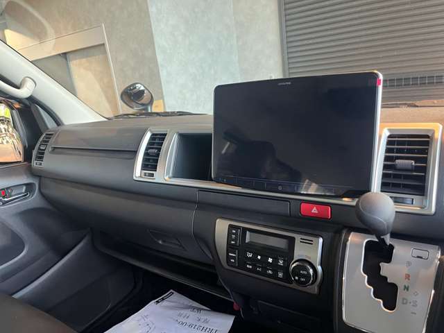 運転席周りはベース車両のままのものを採用しています。車内のすべてのシートはBLUMEのものを採用しています。座り心地も快適です。