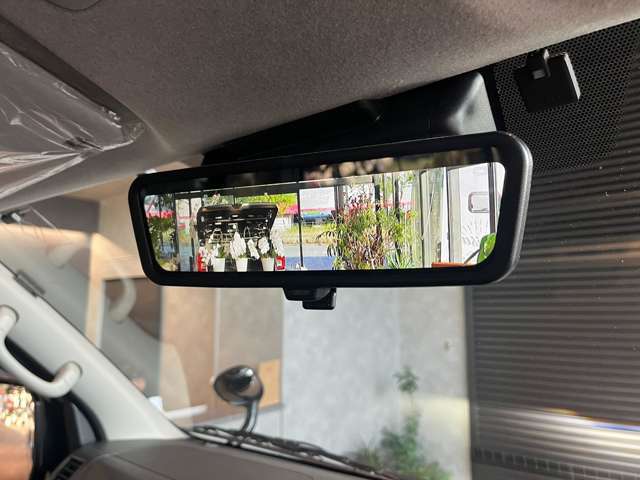 運転席周りはベース車両のままのものを採用しています。車内のすべてのシートはBLUMEのものを採用しています。座り心地も快適です。