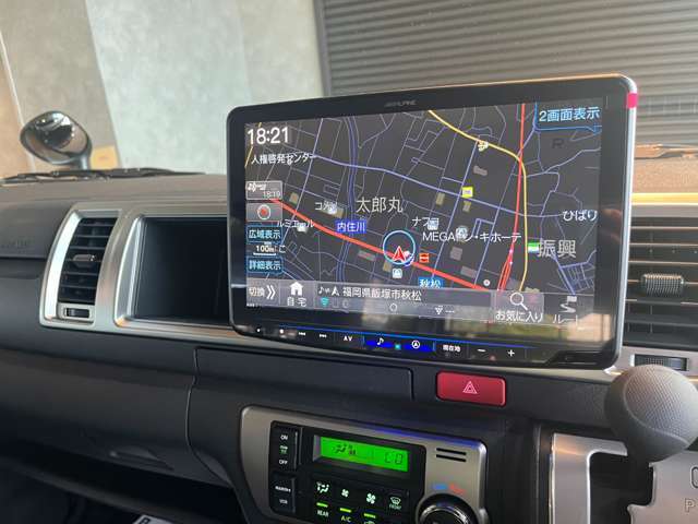 運転席周りはベース車両のままのものを採用しています。車内のすべてのシートはBLUMEのものを採用しています。座り心地も快適です。