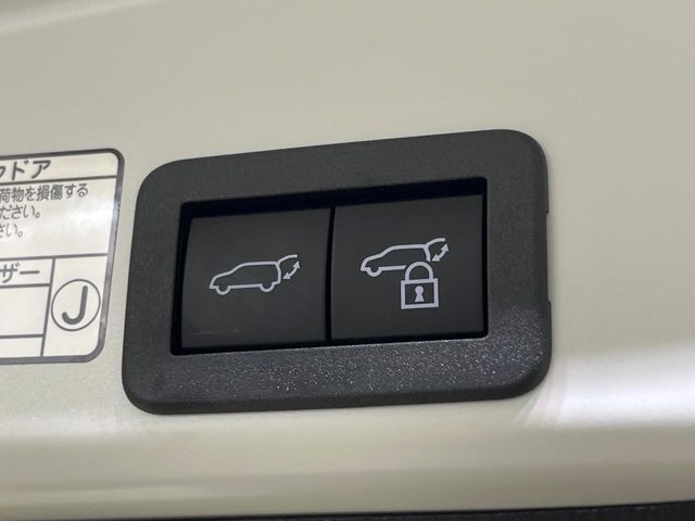 【パワーバックドア】スマートキーや運転席のボタンを押すだけでリアゲートが自動で開閉します！荷物を持っている時や、高い位置にあるバックドアを閉める際に便利な機能です♪