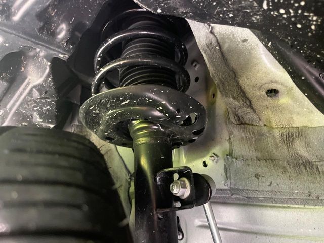 お車を安心してお乗りいただく為には、足回りの定期点検が欠かせません。サービスサポート（有償保証）では無料点検もご提供しており、安心のカーライフをお過ごしいただけるサポート体制が整っています。