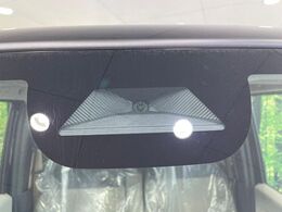 【ホンダセンシング】走行中に前方の車両等を認識し、衝突しそうな時は警報とブレーキで衝突回避と被害軽減をアシスト。より安全にドライブをお楽しみいただけます。