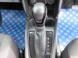 【フロアシフト】インパネシフトが多いコンパクトカーですが、フロア式を使い慣れた方も多いと思います♪