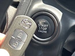 【アドバンストキー】カバンやポケットに入れたままでもドアの施錠・解錠が可能なスマートキーを装備。エンジンのオン・オフ時もカギを取り出す必要が無いからとっても便利です♪