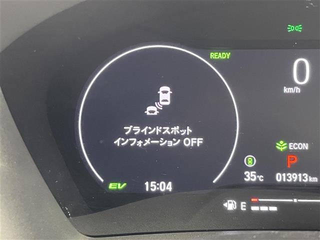 【ブラインドスポットインフォメーション】走行中、斜め後ろに他のクルマを検知すると、その方向のドアミラー鏡面上にマークを表示しお知らせします！危険をいち早く知ることができます。