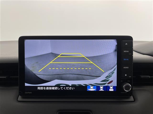 【マルチビューカメラシステム】まるでクルマを真上から見下ろしたかのような視点で駐車をサポートします！クルマの斜め後ろや真横など、前後左右の4つのカメラの映像が合成されて、モニターに映し出されます。