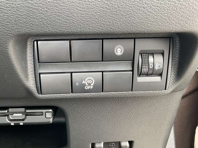運転席右側に各種スイッチがレイアウトされています。