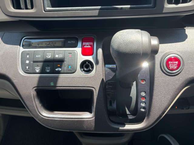 全体的に使用感の少ない良好な車内です。