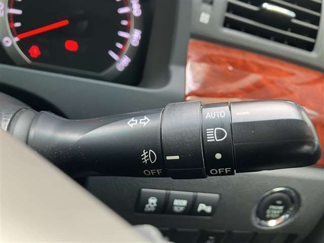 オートライトで早めのヘッドライト点灯。夕暮れ時の事故を軽減します。