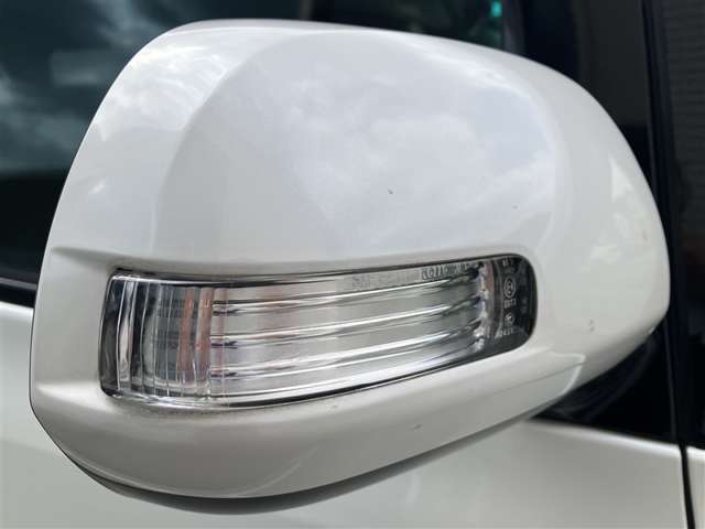 周りの車に「ウインカー＆ハザード」を気付いてもらえる装備です。