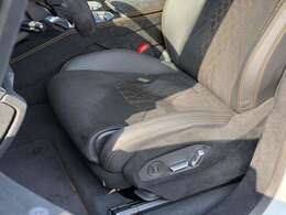 シートベンチレーション＆マッサージ機能付きフルパワーシート レザー/アルカンターラスポーツステアリングホイール アンビエントライトパッケージ